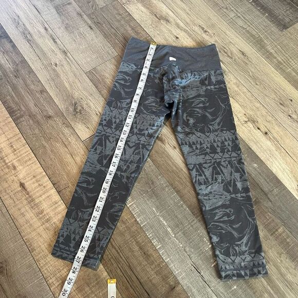 Vuori Printed Cropped Leggings size xs - Picture 3 of 7